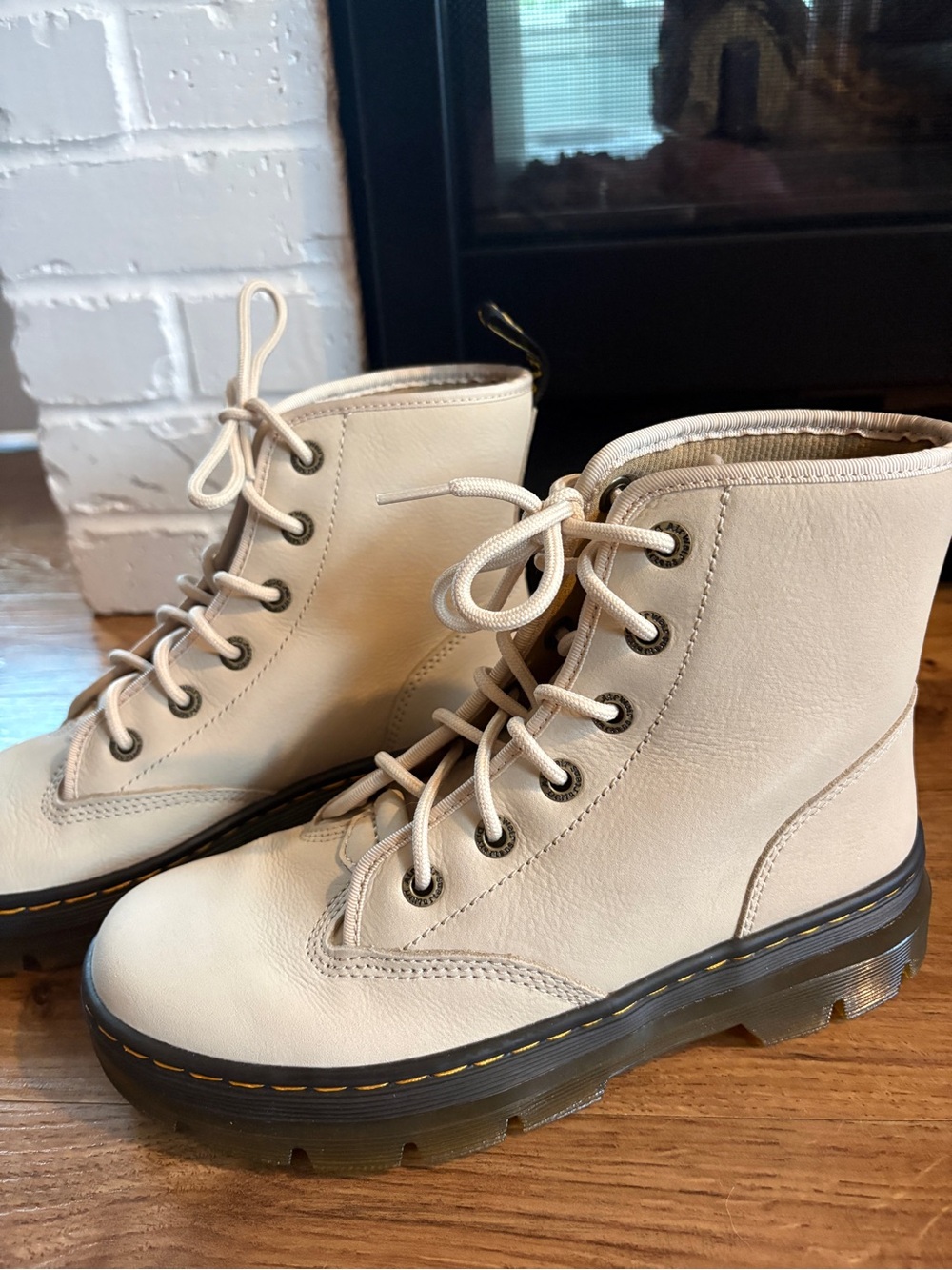 Dr. Martens Cream Charlee Chukka